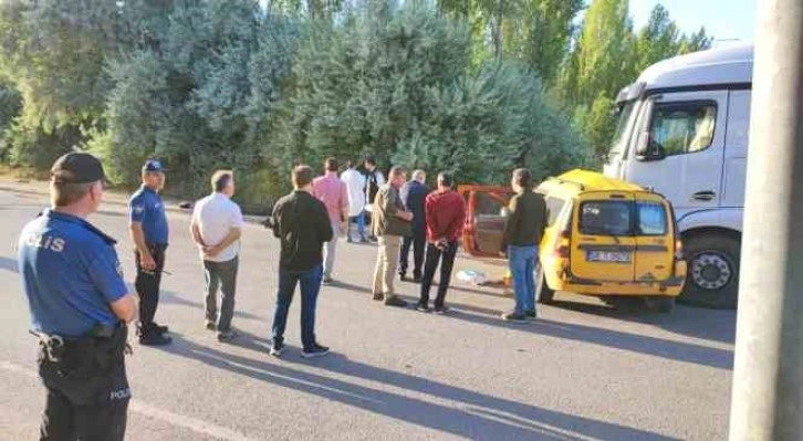 Kamyon çarptığı ticari taksiyi sürükledi: 4 ölü, 1 ağır yaralı