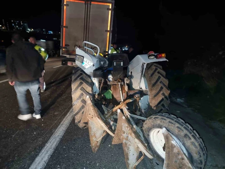 Kamyon traktöre arkadan çarptı: 1 yaralı
