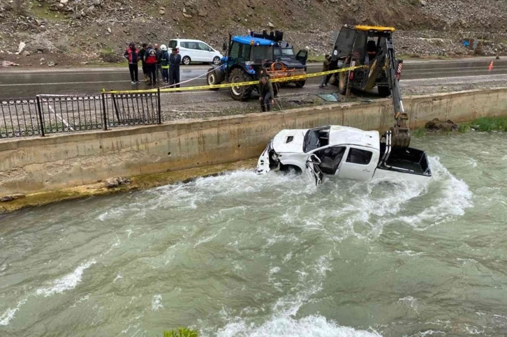 Kamyonet dereye uçtu: 2 ölü, 3 yaralı
