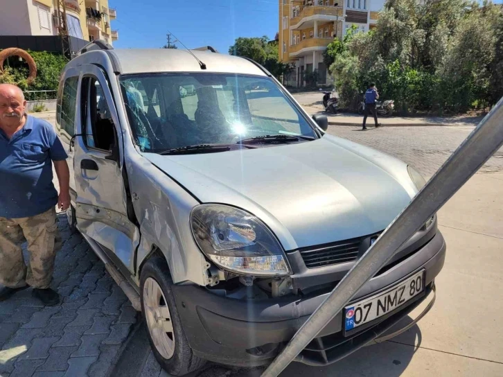 Kamyonet ile hafif ticari araç çarpıştı: 2 yaralı
