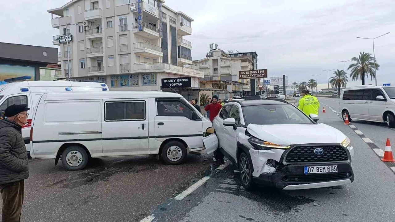 Kamyonet ile otomobil çarpıştı: 1 yaralı
