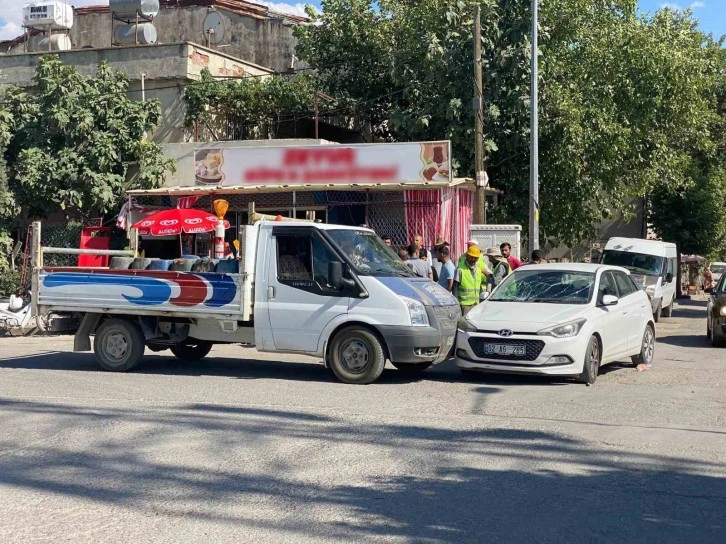 Kamyonet kasasından otomobilin üzerine uçtular: 2 yaralı