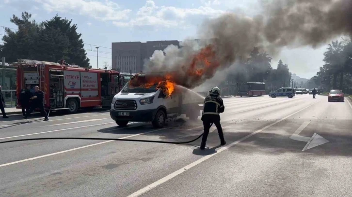 Kamyonet yol ortasında alev alev yandı: O anlar anbean kamerada
