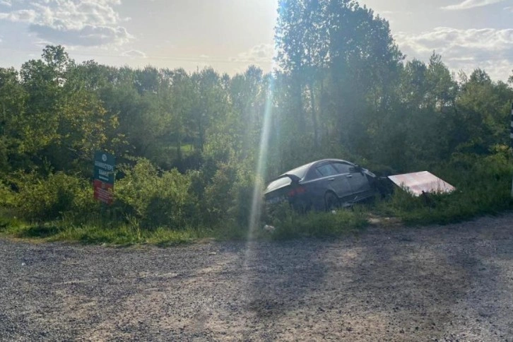 Kamyoneti sollamak isterken yol kenarındaki toprak yığınına çarptı: 6 yaralı