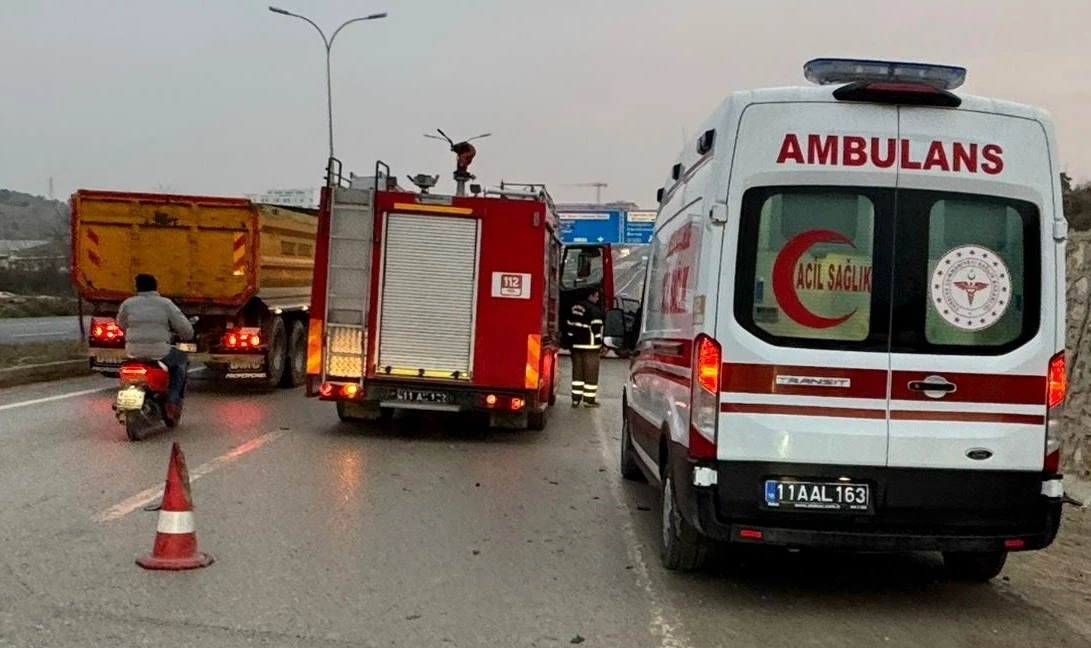 Kamyonetin kırmızı ışıkta bekleyen otomobile çarptı; 2 kişi yaralandı
