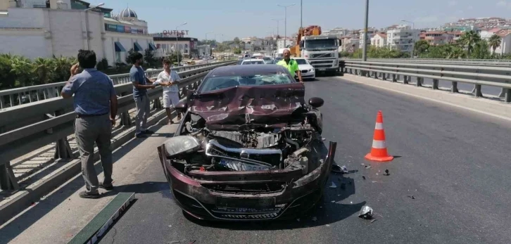 Kamyonetin üzerindeki tabela, otomobilin üzerine düştü
