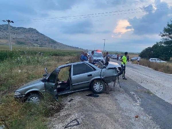 Kamyonetle çarpışan otomobildeki 2 kişi yaralandı