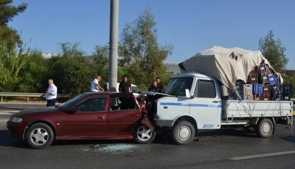 Kamyonetle otomobil çarpıştı: 3 yaralı