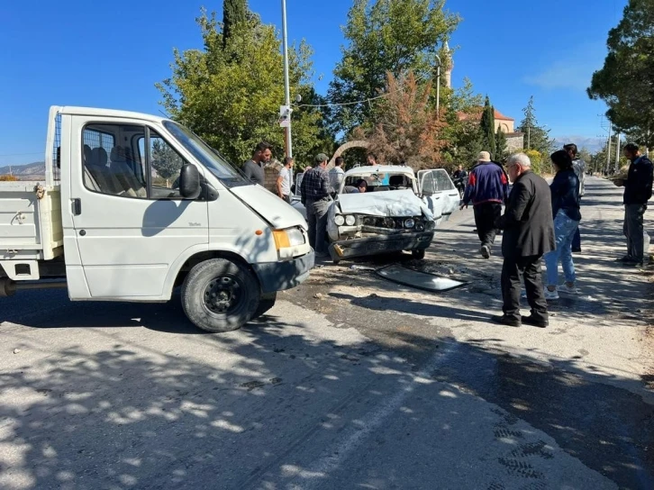 Kamyonetle otomobil kafa kafaya çarpıştı; 1 ölü 3 yaralı
