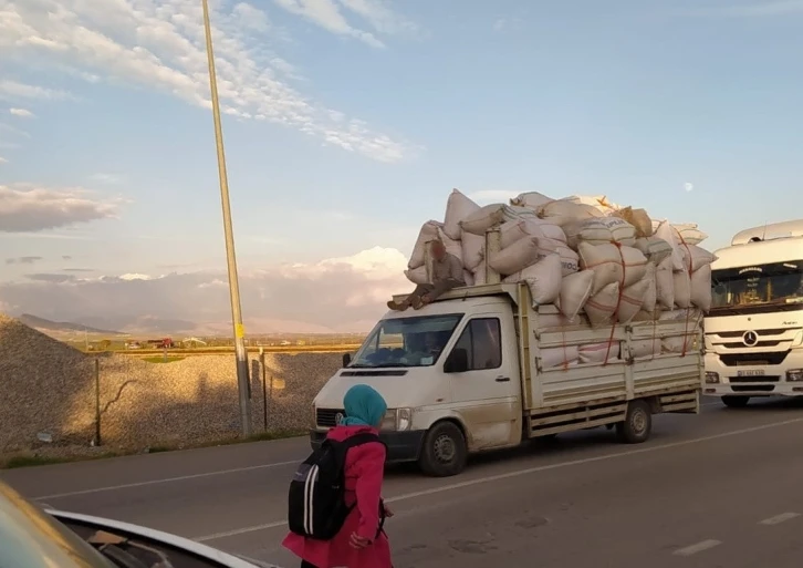 Kamyonetteki tehlikeli yolculuk yürekleri ağza getirdi
