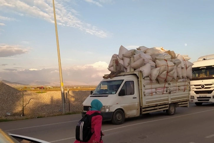 Kamyonetteki tehlikeli yolculuk yürekleri ağza getirdi