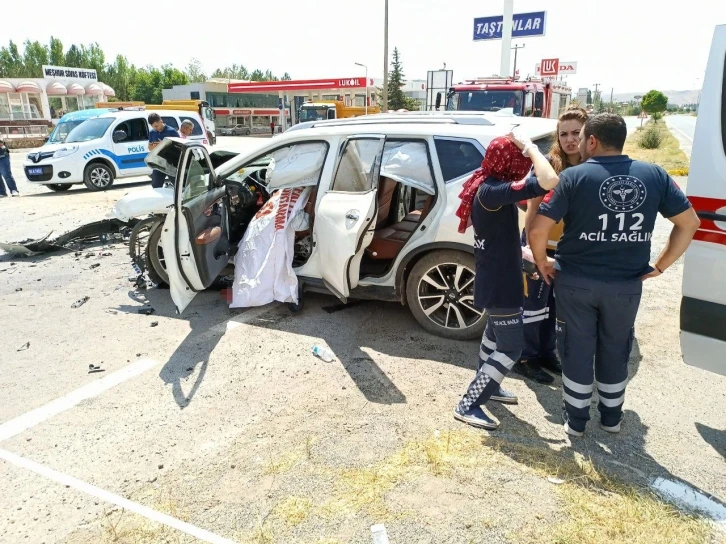 Kamyonla çarpışan otomobil hurdaya döndü: 1 ölü, 2 yaralı
