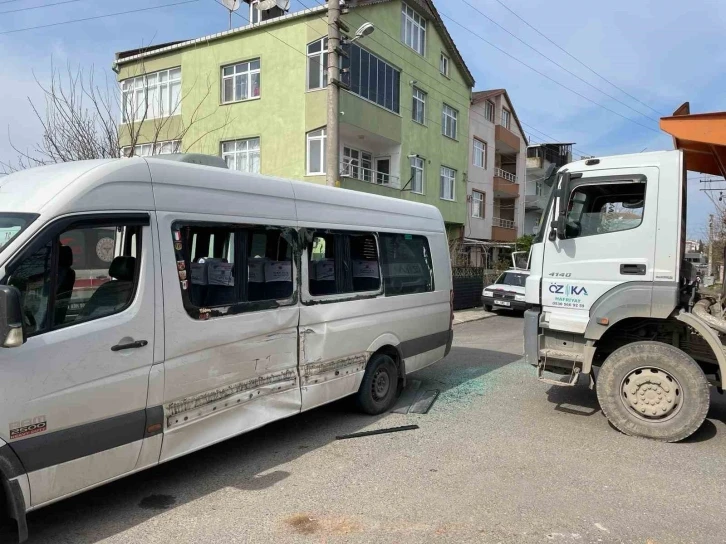 Kamyonla okul servisinin çarpıştığı kaza kamerada
