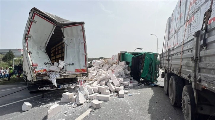 Kamyonlar Çarpıştı, Yol Trafiğe Kapandı