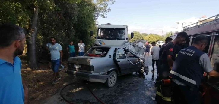 Kamyonun altına giren otomobil hurdaya döndü, araçta sıkışan sürücüyü itfaiye çıkardı
