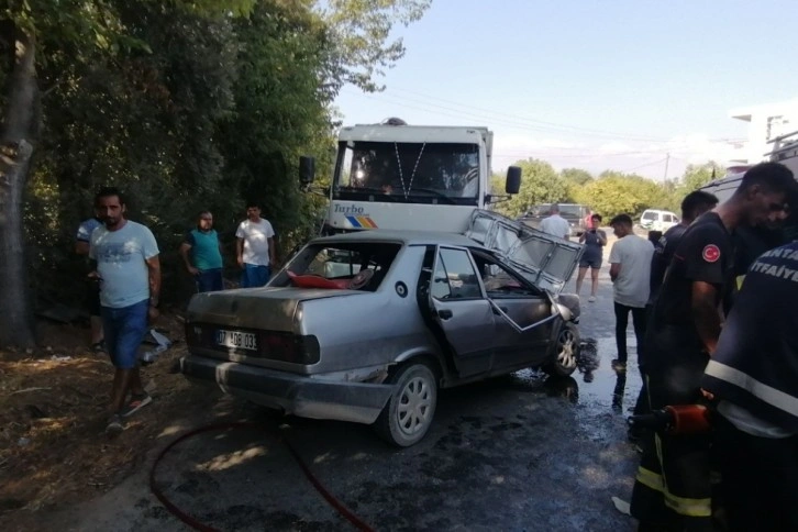 Kamyonun altına giren otomobil hurdaya döndü, araçta sıkışan sürücüyü itfaiye çıkardı