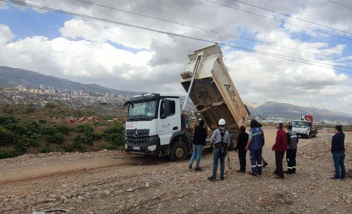 Kamyonun damperi yüksek gerilim teline takıldı, sürücüsü yara almadan kurtuldu