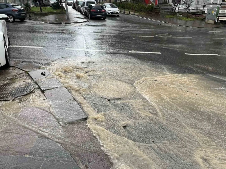 Kanalizasyon borusu patladı, cadde göle döndü
