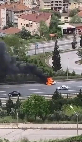 Kanser hastası eşini hastaneye götürüyordu, aracı alev topuna döndü
