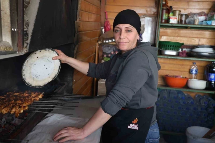 Kanserle mücadele eden depremzede kadın, kebapçılık yaparak evlatlarına umut oluyor
