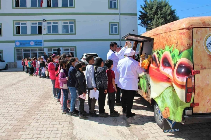 ‘Kantinbüs’ kantini bulunmayan köy okulları için yollarda
