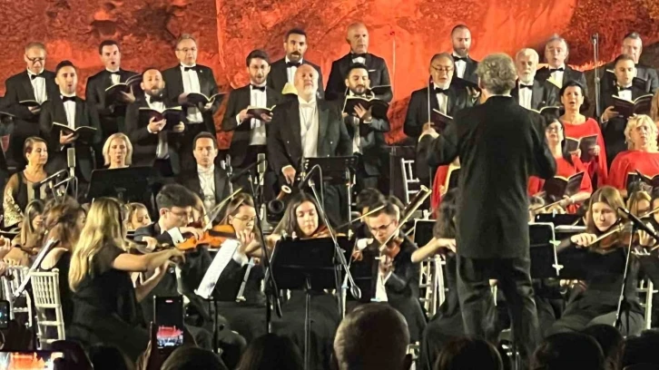 Kapadokya’da 140 kişilik koro Beethoven’in 9. Senfonisi ile kulakların pasını sildi
