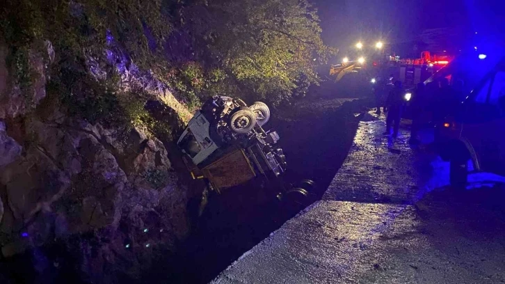 Kapağı açılmayan kamyonet dereye uçtu, kamyonet sürücüsü yaralandı
