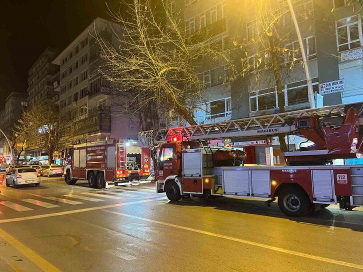 Kapanan Anadolu Partisi İlçe Başkanlığı binasında yangın
