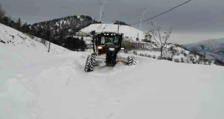 Kapanan köy yolları açılmaya çalışılıyor