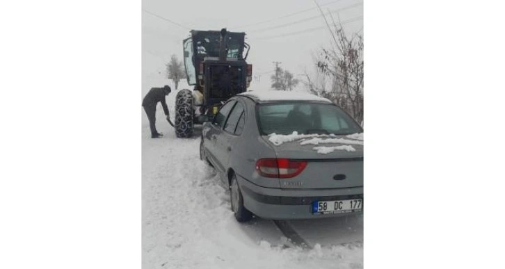 Kapanan yolda mahsur sürücüyü ekipler kurtardı