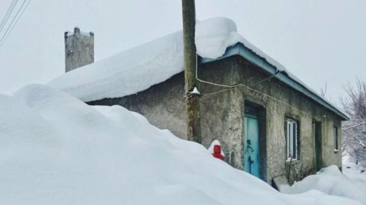 Kar bastırdı! Ulaşım koptu...Haber alınamıyor