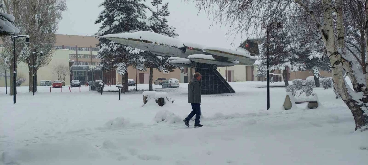 Kar Erzurum’u adeta esir aldı
