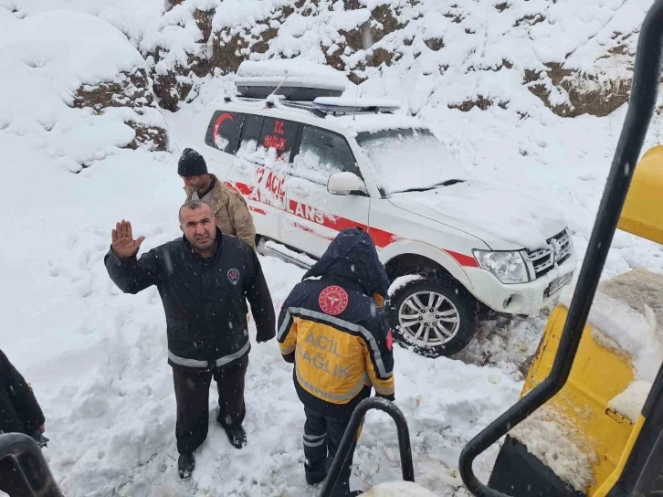 Kar nedeniyle köyde mahsur kalan hasta 2 saatlik çalışmayla hastaneye ulaştırıldı
