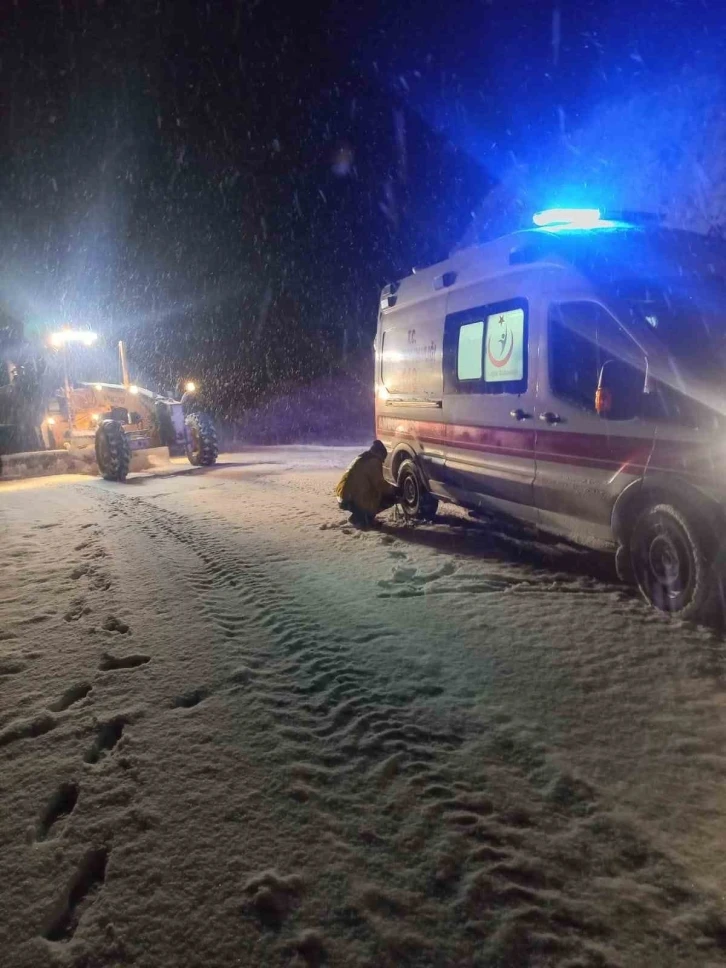 Kar nedeniyle köyde mahsur kalan hasta uzun uğraşlar sonucu hastaneye kaldırıldı
