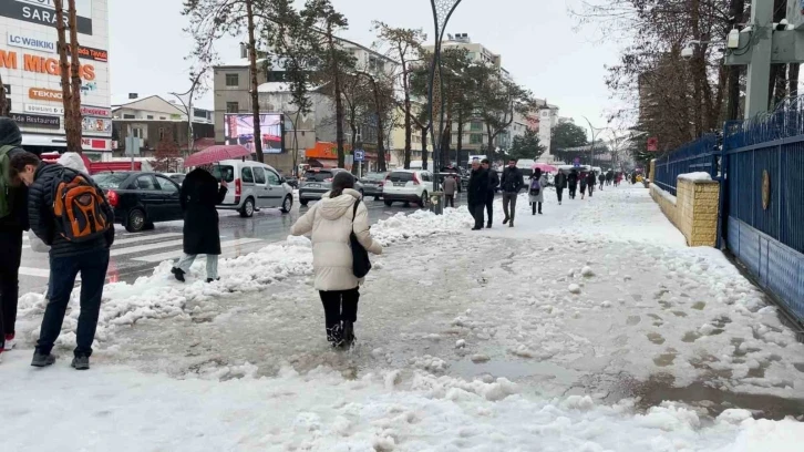 Kar sonrası ilçe adeta göle döndü
