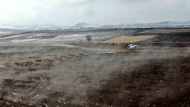 Kar tutmayan tarladan yükselen su buharı merak konusu oldu
