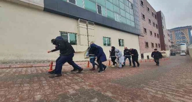 Kar vaadiyle vatandaşlardan yüksek miktarlarda para alıp geri ödemeyen 4 kişi adliyede