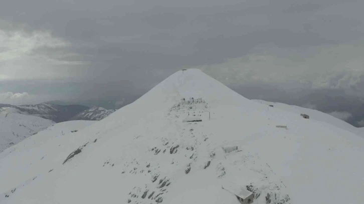 Kar ve tipi nedeniyle Nemrut Dağı yolu ulaşıma kapandı
