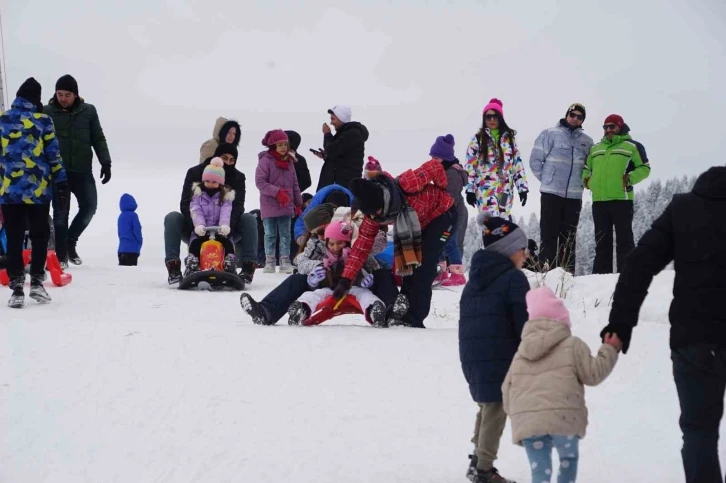 Kar yağdı, çocuklar yarıyılın son gününde kayak pistlerini doldurdu
