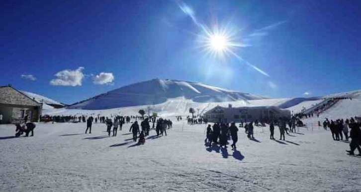 Kar yağdı, kayak merkezi doldu