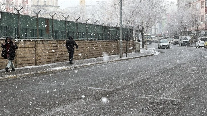 Kar Yağışı Ardahan, Tunceli ve Kars'ı Beyaza Bürüdü