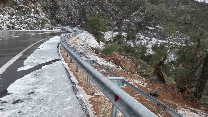 Kar yağışı Datça’yı beyaza büründü
