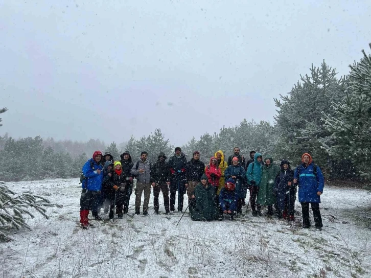 Kar yağışı eşliğinde 13 kilometre yürüyüş
