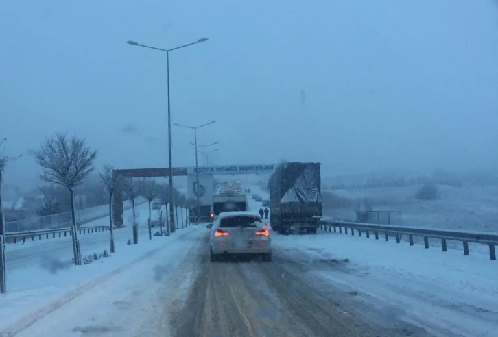 Kar yağışı nedeniyle araçlar yolda güçlükle ilerleyebildiler
