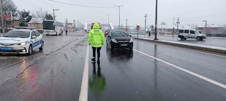 Kar yağışı polisi harekete geçirdi
