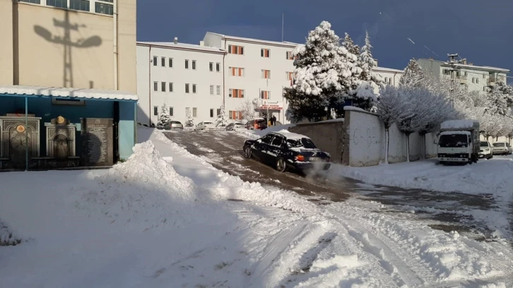 Kar yağışı, yolların buzlanmasına sebep oldu
