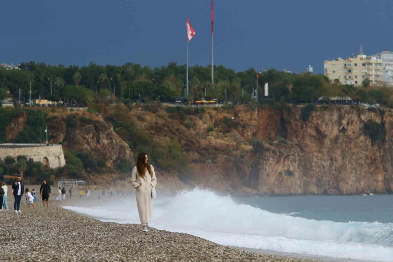 Kar, yağmur, güneş: Antalya 4 saatte 3 mevsimi yaşadı
