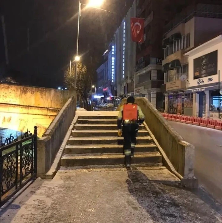 Kara teslim olan Kastamonu’da tuzlama çalışmaları sürdürüyor
