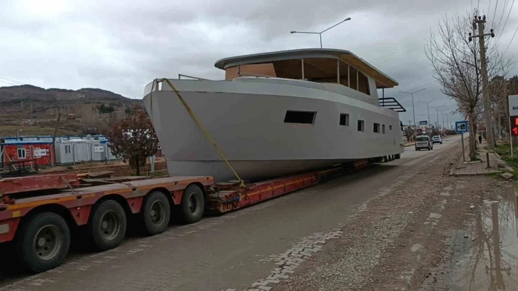 Kara yolundan geçirilen dev tekne, trafiği kilitledi
