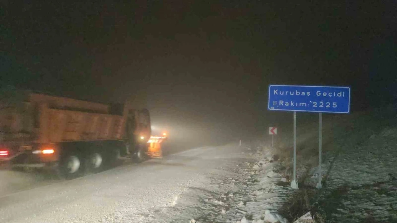 Karabet Geçidi kar ve tipi nedeniyle trafiğe kapatıldı
